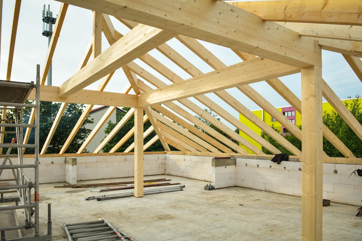 Estructura de techo mostrando vigas y madera